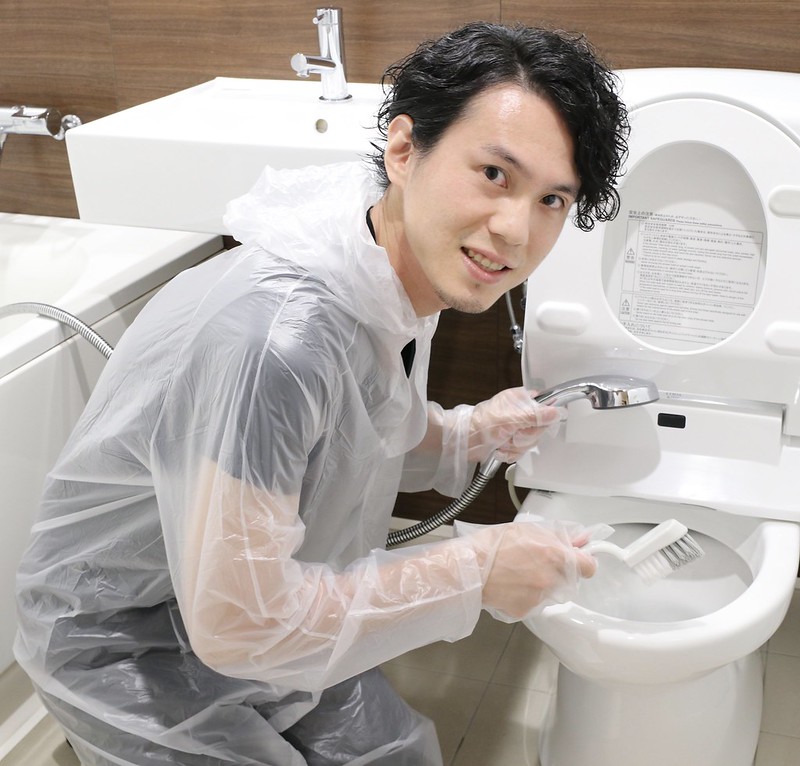 トイレを掃除する男性